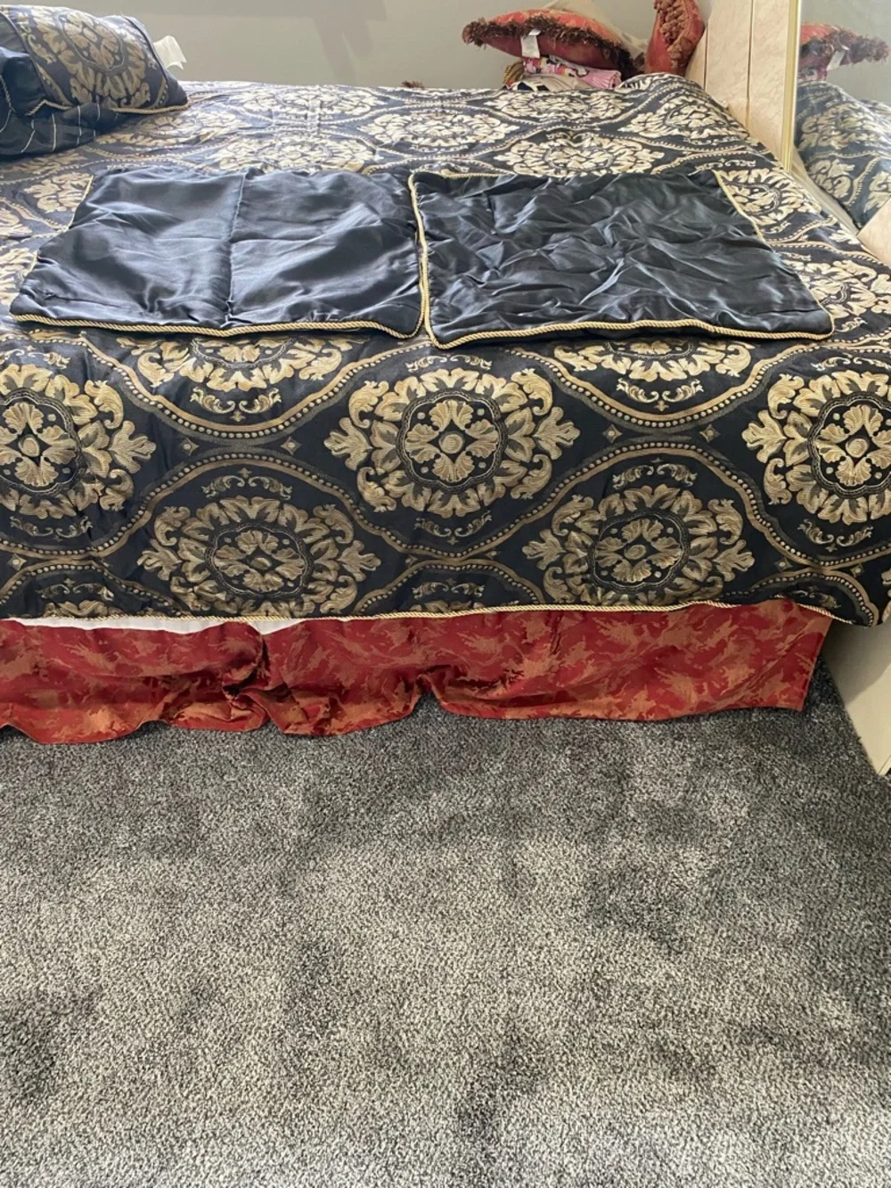 Elegant Black and Gold Medallion Comforter - Unbranded